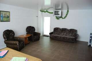 Гостевой дом Mini Hotel Prada Алушта Стандартный номер с 2 односпальными кроватями и диваном-1
