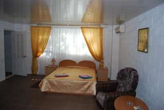 Гостевой дом Mini Hotel Prada Алушта Стандартный номер с 2 односпальными кроватями и диваном-3